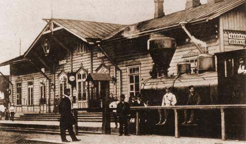 Деревянный вокзал на станции Удельная. Конец XIX века